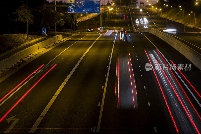 夜间高速公路上汽车行驶的轨迹