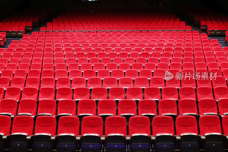 电影院的礼堂里空荡荡的，有红色的座位