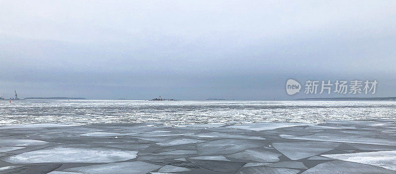 海上漂浮的冰。春天的波罗的海海景。在戈列索特线上有一个小岛。