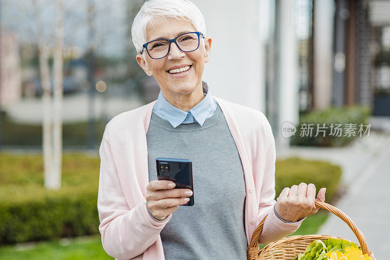 一边打电话一边走路的资深女性