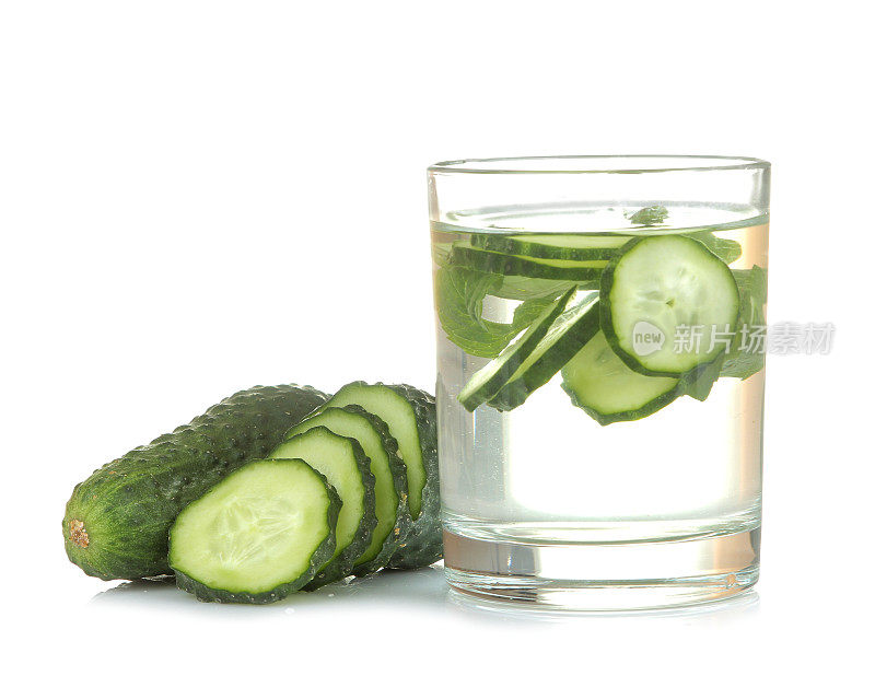 用黄瓜水。清爽的饮食水与黄瓜在一个白色孤立的背景。排毒饮料的概念。夏季清凉饮料。