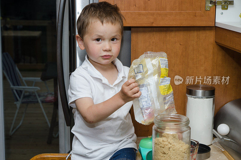 混血儿(中国-高加索)男孩准备甜点