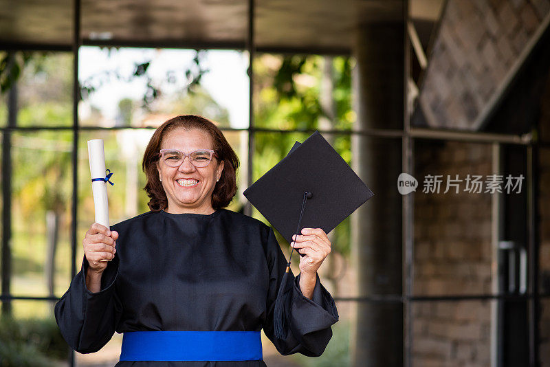 毕业时的高级女性