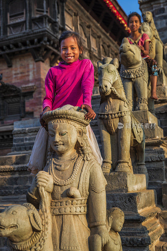 尼泊尔小女孩在巴德岗的印度教寺庙里玩耍