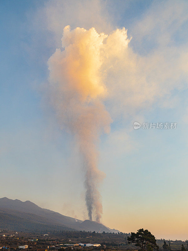 康伯里Vieja火山爆发。火山锥和火山炸弹向黎明山移动，大量的气体和岩石形成垂直的双柱。