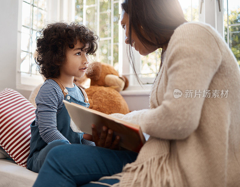 一个年轻的女人和她可爱的孩子在家里共度美好时光