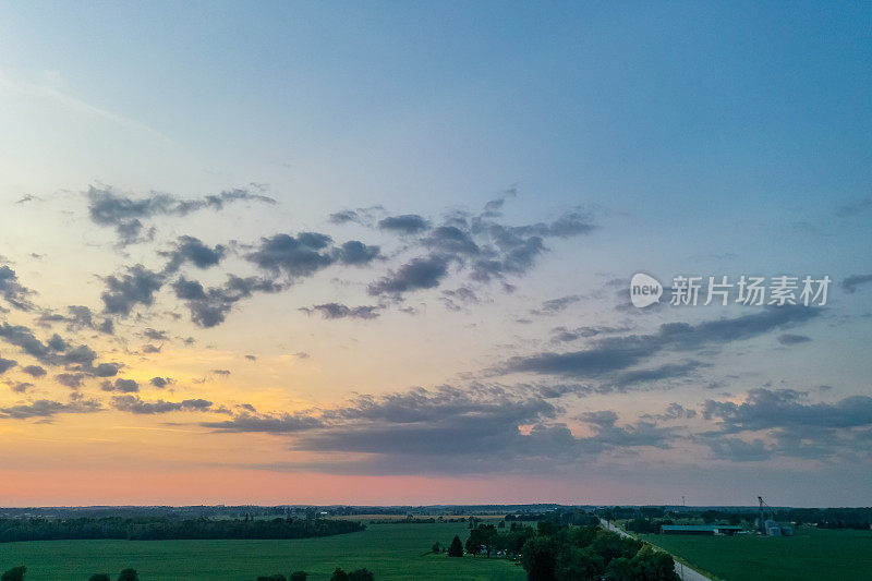 加拿大库克敦，夕阳下27号公路上的农场