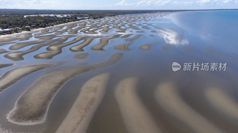 澳大利亚昆士兰莫尔顿湾潮汐沙滩的无人机视图