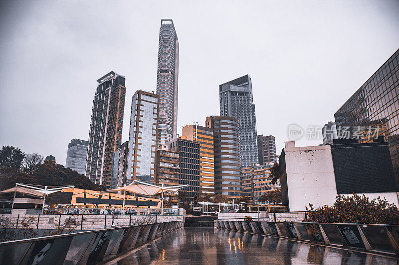 商业区大厦在雨中