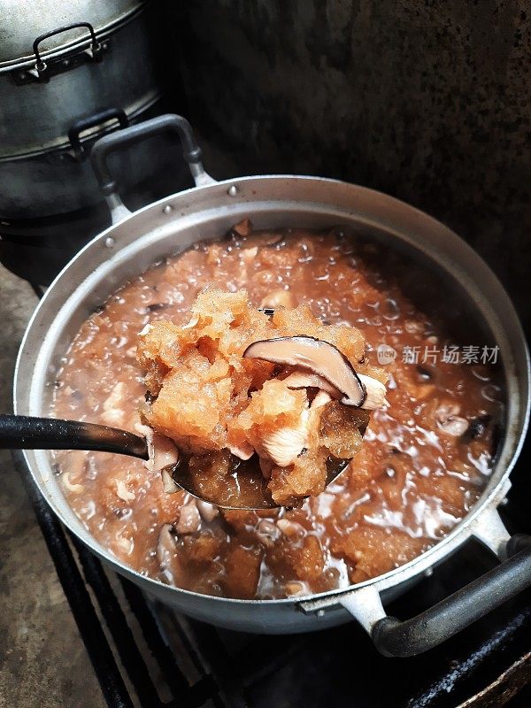 在炉子上煮鱼肚汤-食物准备。