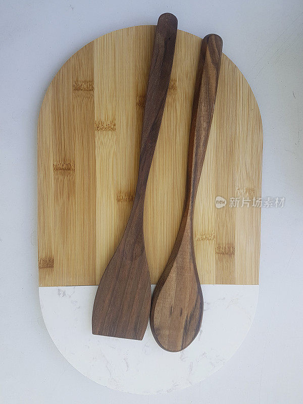 木制厨房工具和砧板放在桌子上。