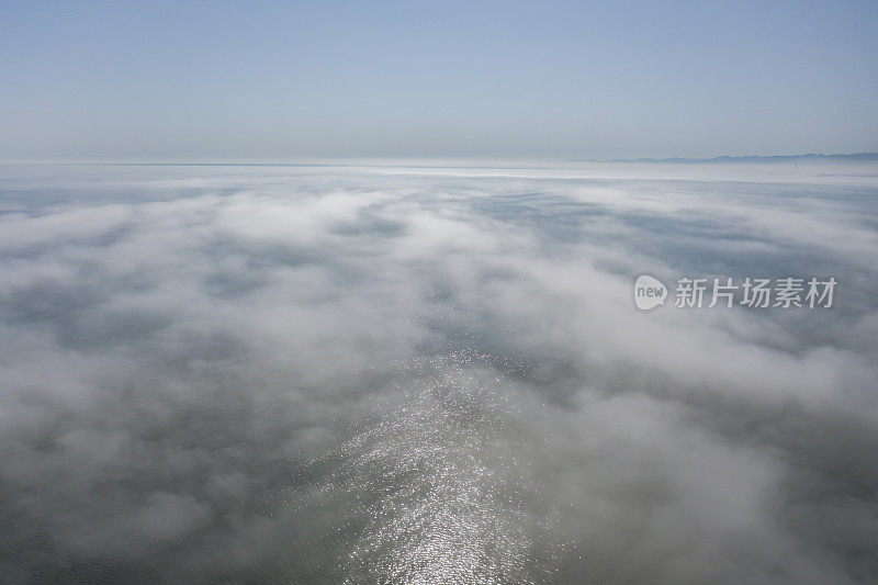 黑海上空的低云。雾在海