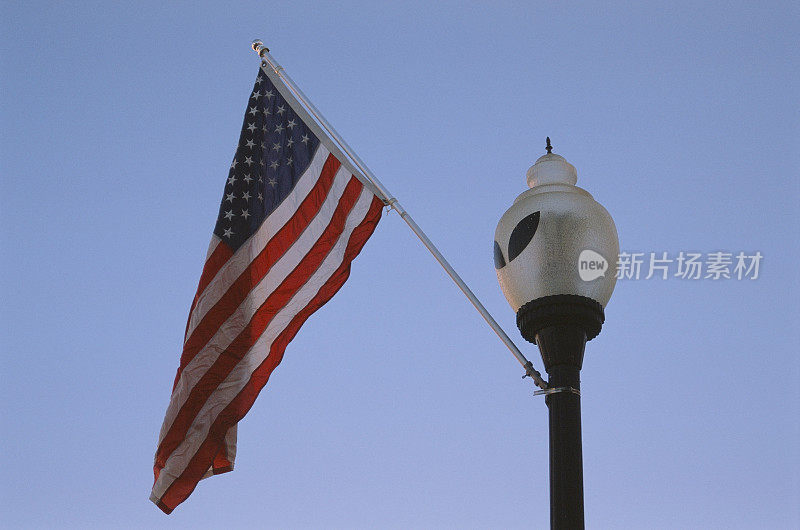 罗斯威尔的外星人灯柱，旁边飘扬着一面美国国旗