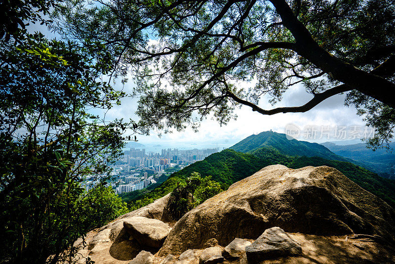 香港狮子山悬崖山顶山上或山上的石头