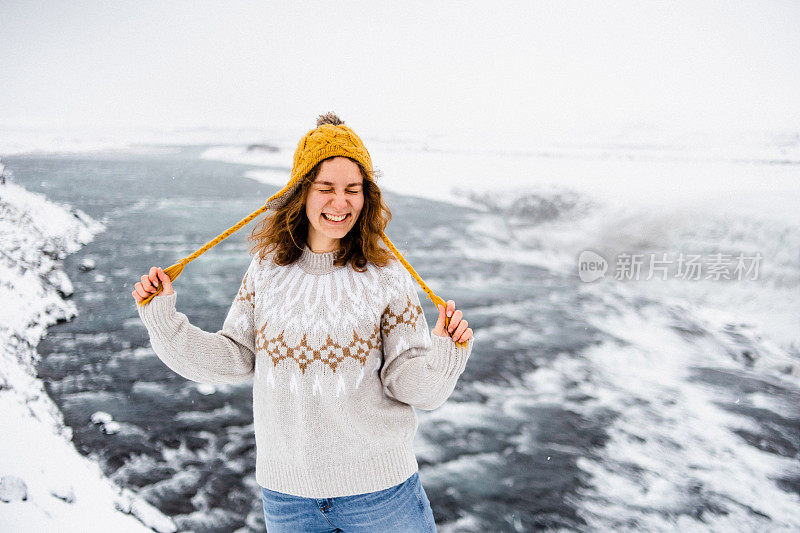 一个快乐的女人在海湾瀑布的背景