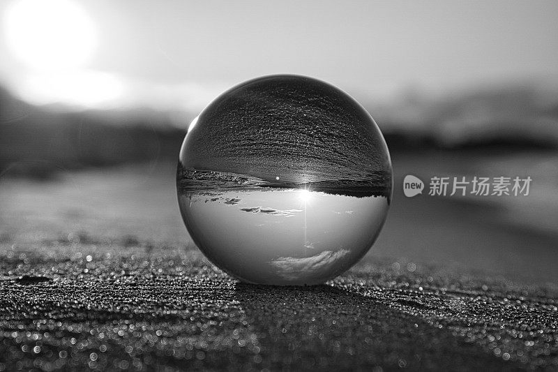 波罗的海的海滩上的玻璃球，描绘了那里的风景