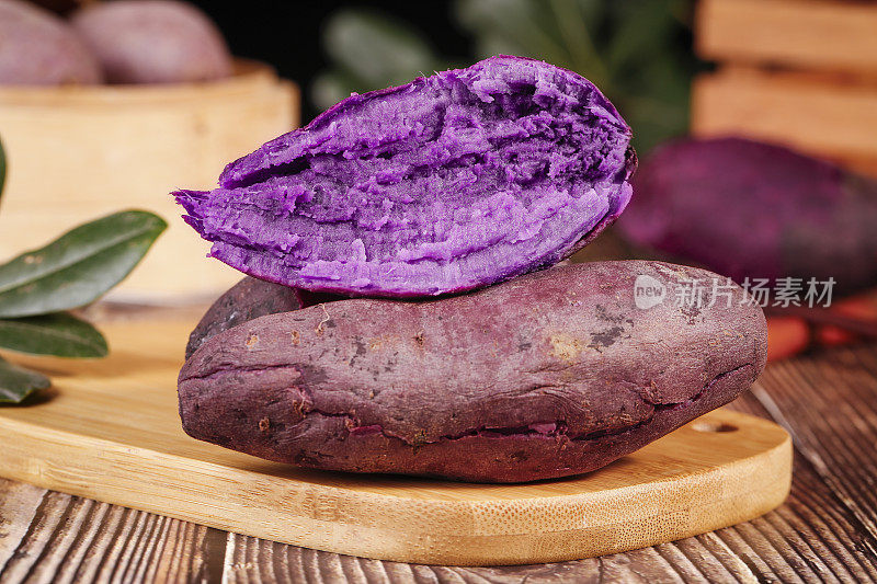 木板上放着紫罗兰紫薯