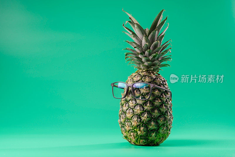 以人的形象诠释菠萝果实，就像在眼科医学中，戴着绿色背景的眼镜。本空间