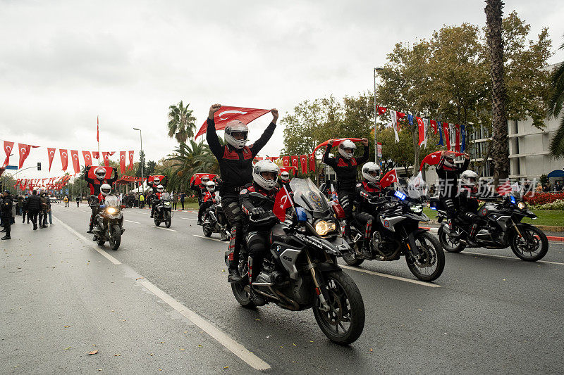 10月29日共和国日摩托艇警察队游行。在伊斯坦布尔拍摄的社论。