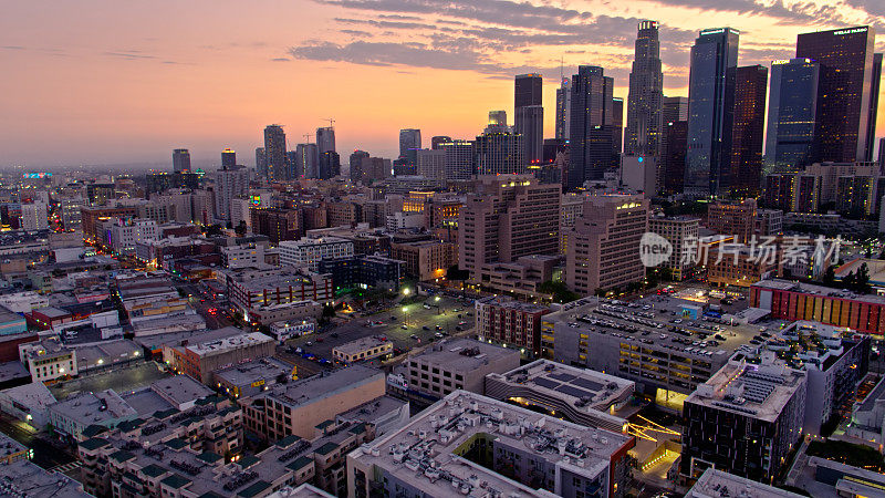 无人机拍摄的洛杉矶市中心黄昏