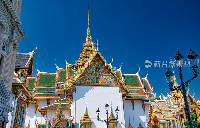 曼谷,泰国。佛寺，翡翠佛寺与蓝天。