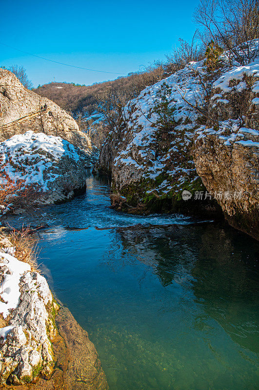 冬季山地景观，河流积雪和树木，最喜欢野餐的地方