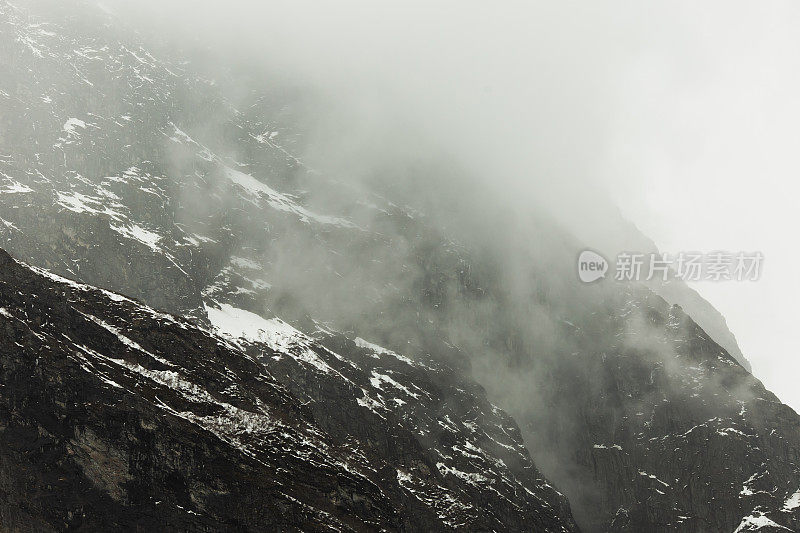 山在黑暗的雨天。挪威旅游目的地。美丽的北自然。去斯堪的纳维亚体验旅行。在山探险。挪威的风景。断裂。自然背景