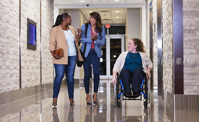 坐轮椅的女人，办公室走廊里的同事