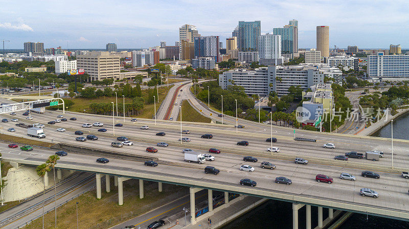 佛罗里达州坦帕市的空中轮廓线。俯瞰希尔斯伯勒河和大型交通枢纽的坦帕市中心的远景。