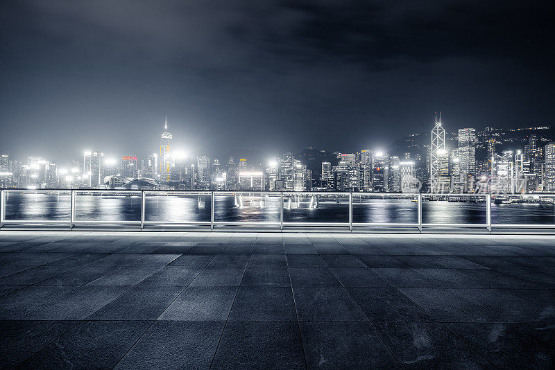 空砖平台，背景是香港的夜景