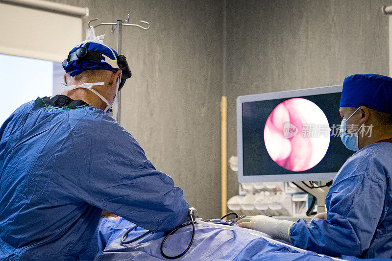 两名神经外科医生使用瞄准镜进行手术