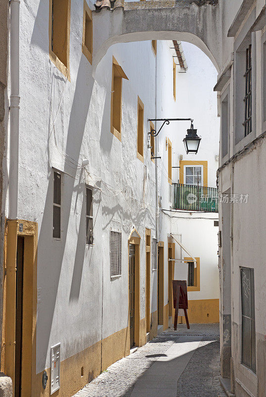 葡萄牙Evora的狭窄街道