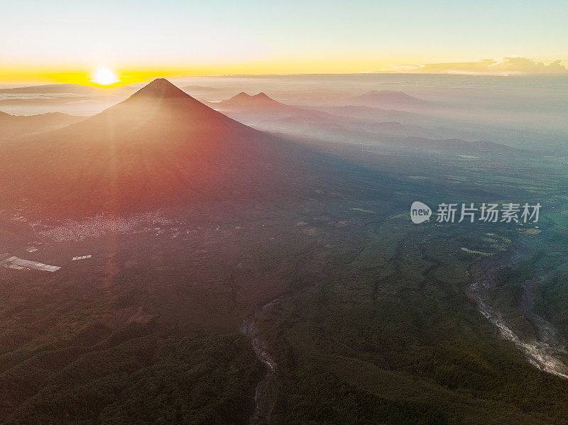 鸟瞰危地马拉的阿瓜火山