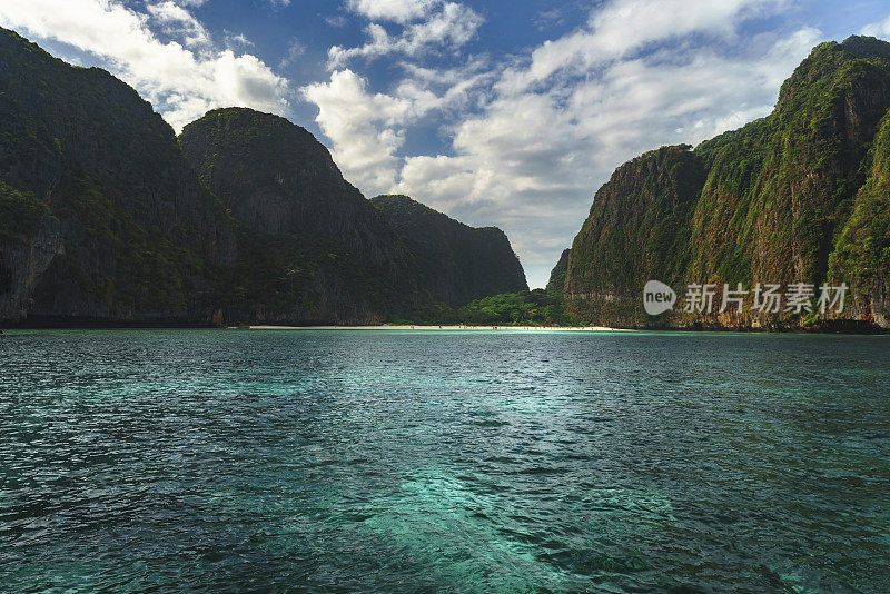 美丽的绿松石海滩玛雅湾在披皮群岛，泰国