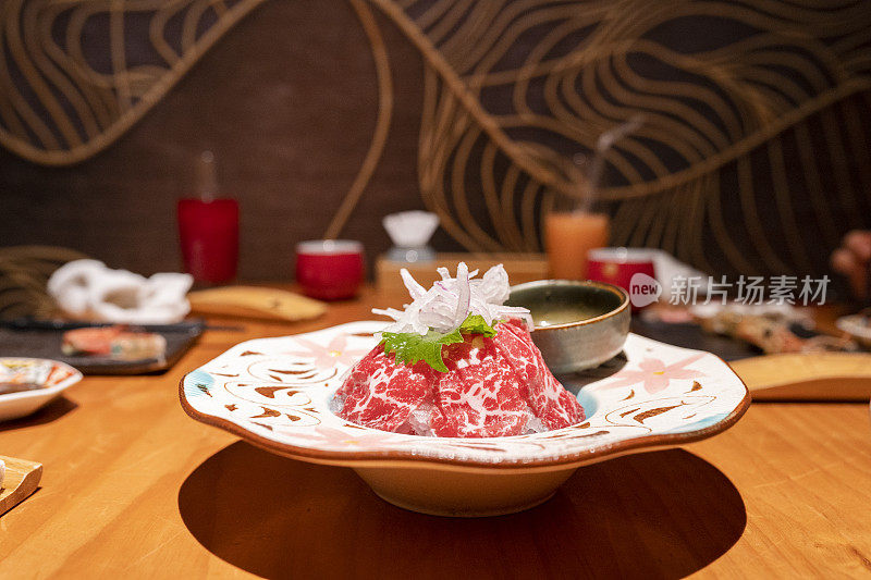 餐厅里的日本烤肉或烧牛肉串