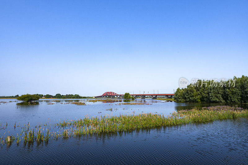 Hanzeboog火车桥在高水位的IJssel河上