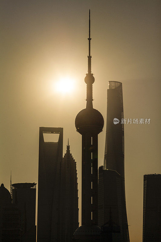 早晨的上海浦东新区的摩天大楼，东方明珠塔，上海环球金融中心，上海中心大厦和金茂大厦