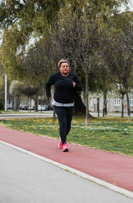 一个拉丁胖女人在晨跑