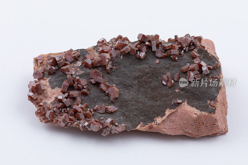 矿物钒铁矿形成鲜明的亮红色棱柱状晶体结构。