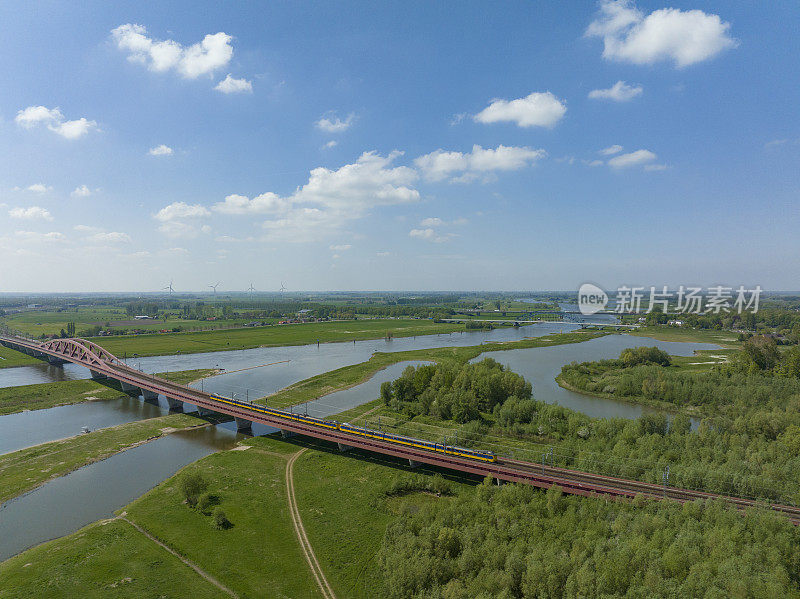 火车行驶在IJssel河上的Hanzeboog火车桥上