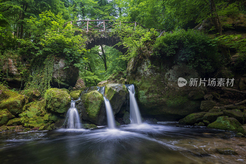 美丽的乡村瀑布在卢森堡