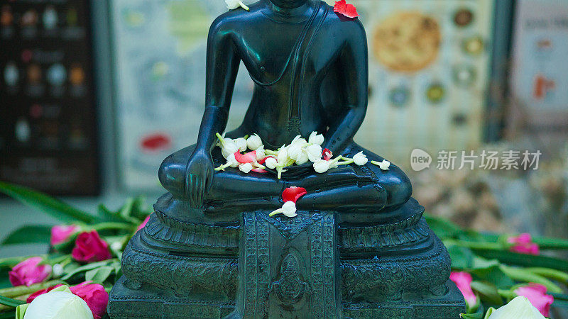 泰国佛教花宋可兰装饰在黑佛