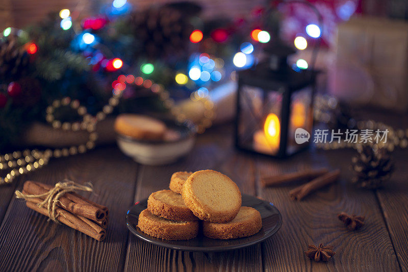 圣诞饼干与节日装饰在晚上舒适的设置。