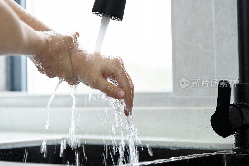 女人在流水下洗手