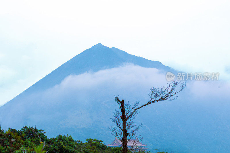 一圈白云环绕着大屿山山峰。