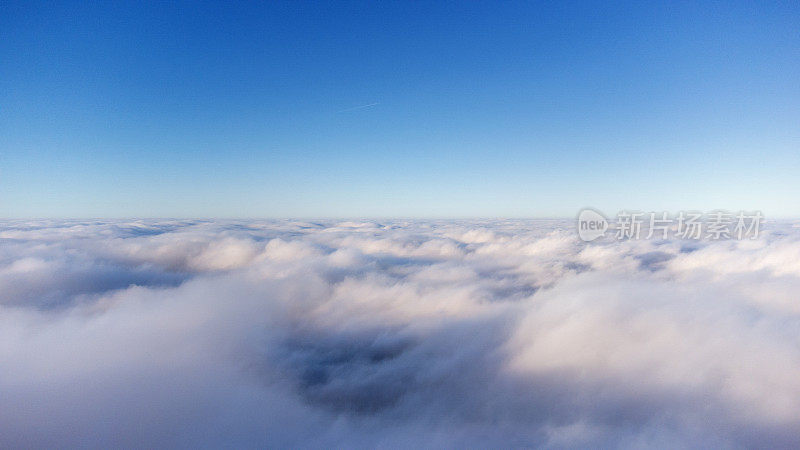 雾在陶努斯山脉，德国-鸟瞰图