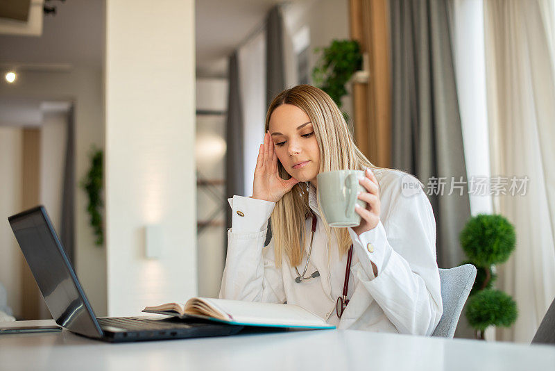 年轻漂亮的女人在家工作