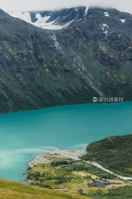 在挪威约顿海门国家公园，山脊和水晶蓝色的冰川湖的戏剧性景色