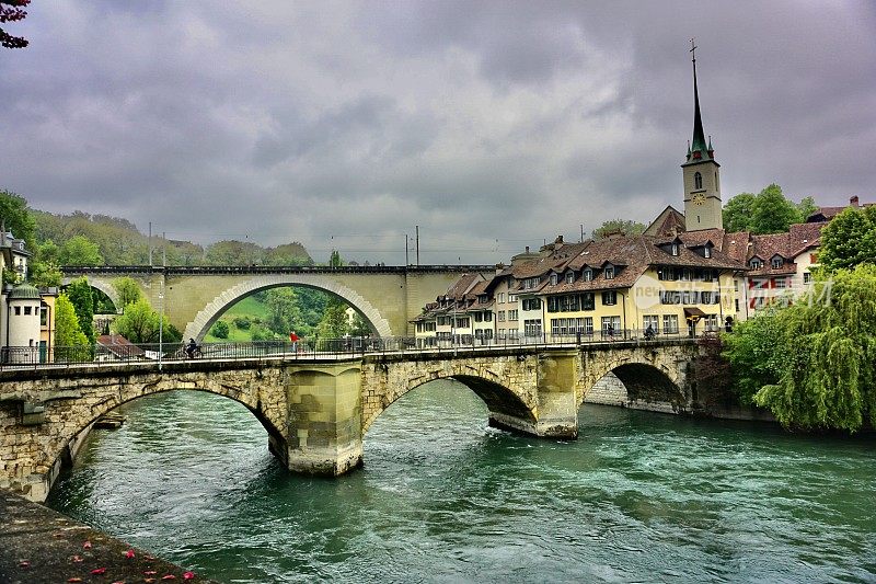 春天伯尔尼城的桥梁。阿雷河上的桥。春天瑞士首都的桥梁。