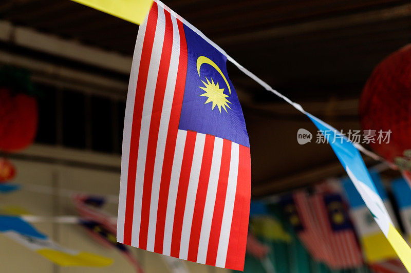 马来西亚和槟榔屿的国旗在风中飘扬